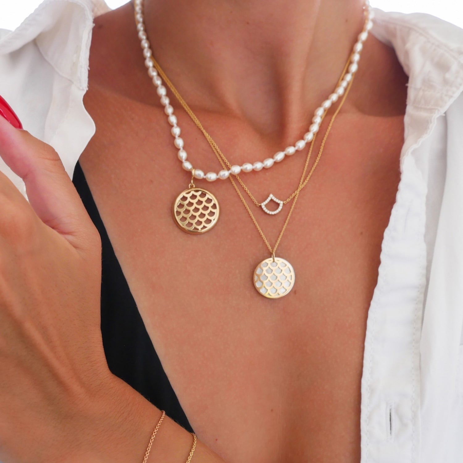 Lepia Mermaid Scales Motif Pearl Necklace on a Model