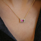 Collier horizontal avec tourmaline melon d'eau taille émeraude et halo de diamants