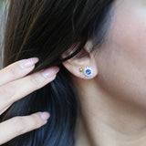 Boucles d'oreilles puces en saphir bleu rond et halo de diamants